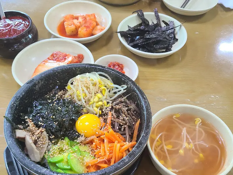 돌솥비빔밥과 반찬