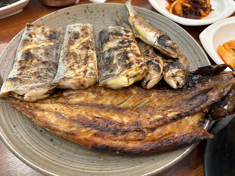 윤기가 흐르는 먹음직스러운 생선구이