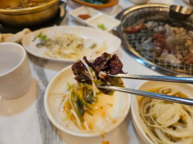 쌈 채소와 함께 즐기는 한우