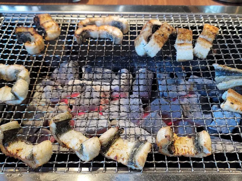 숯불 위에서 익어가는 장어