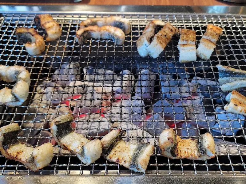 숯불 위에서 익어가는 장어