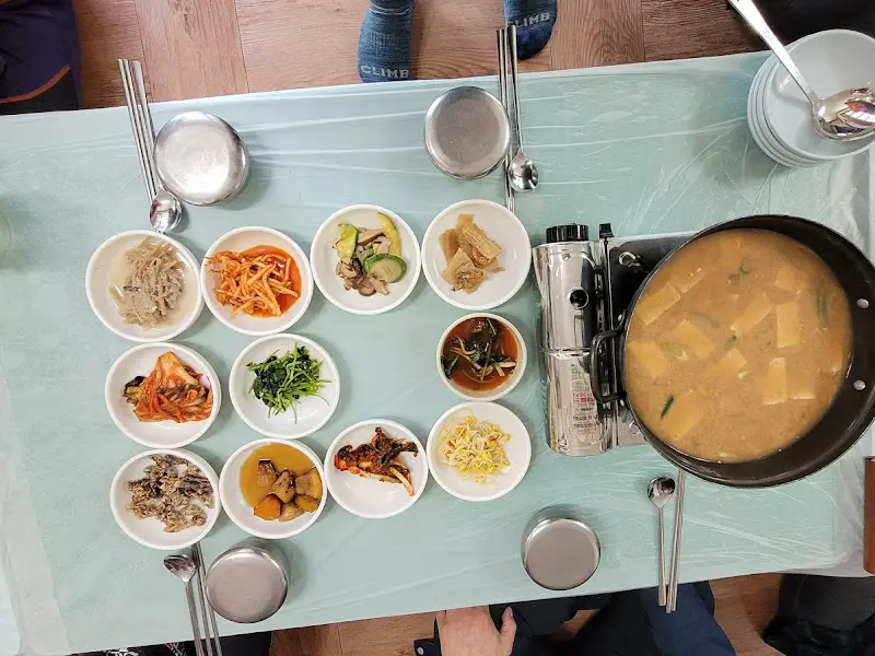 다채로운 밑반찬과 청국장 찌개