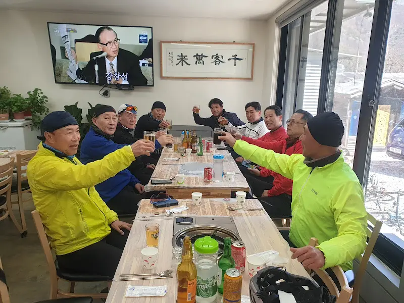 식당 내부 단체 손님