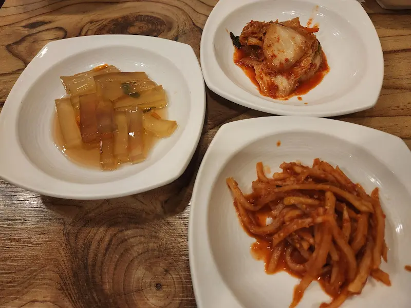 다양한 종류의 김치와 젓갈 반찬