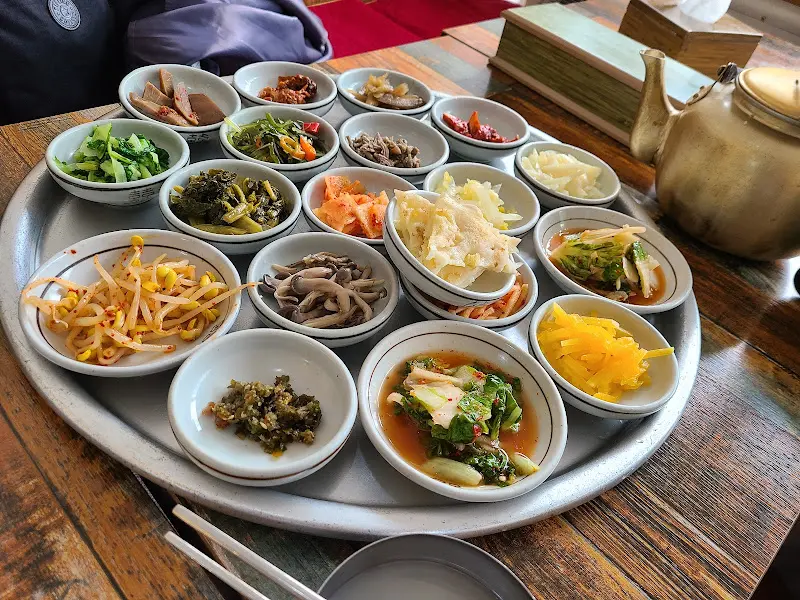 쟁반 가득한 20첩 반상