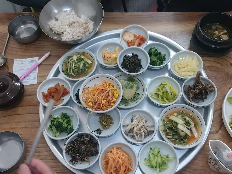 푸짐한 보리밥 정식