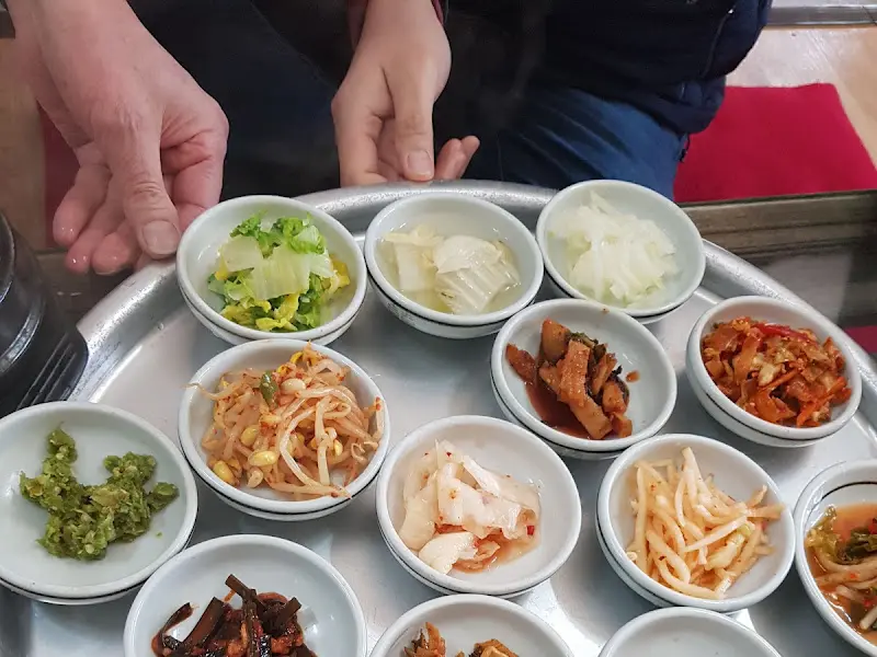 푸짐한 반찬 구성