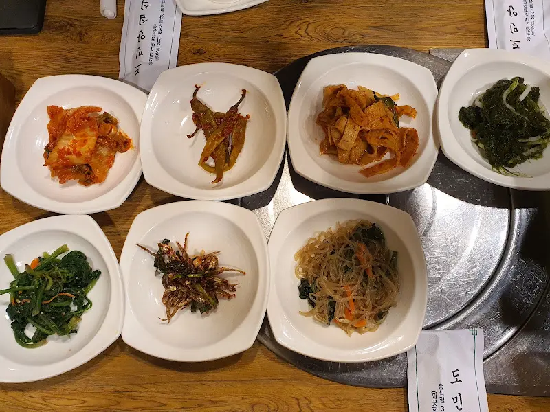 테이블 가득 차려진 다양한 반찬들