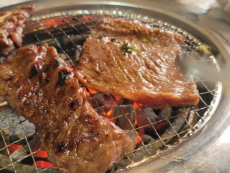 숯불 위에서 익어가는 갈비