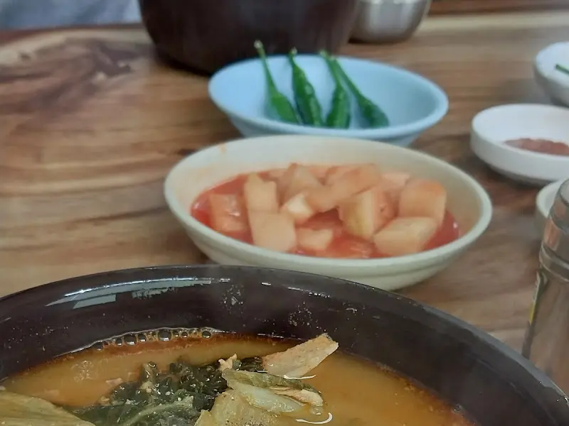 홍천뚝배기 뼈다귀 해장국과 반찬