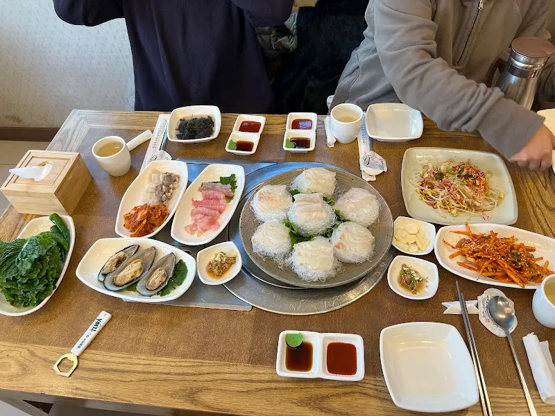 싱싱한 회와 해산물이 담긴 회정식