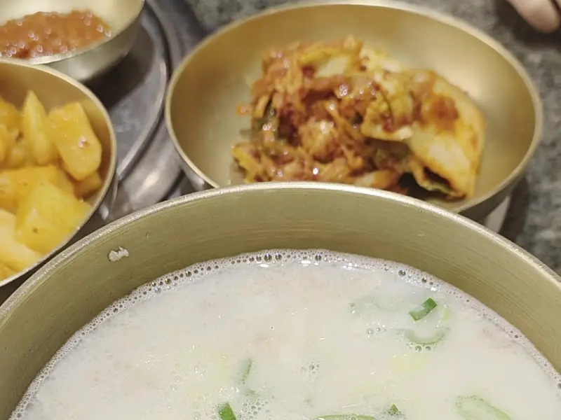 놋그릇에 담긴 김치와 깍두기