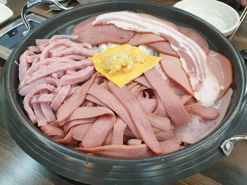 햄이 가득한 부대찌개