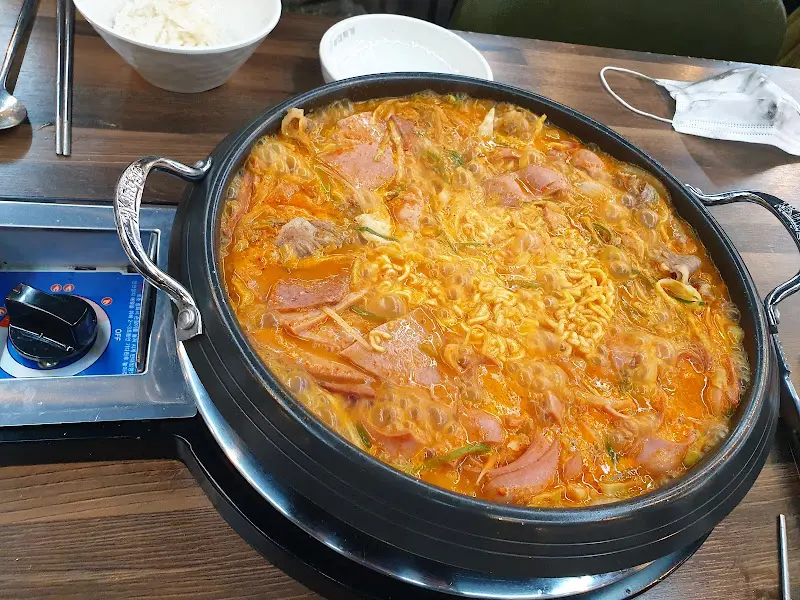 라면 사리를 넣은 부대찌개