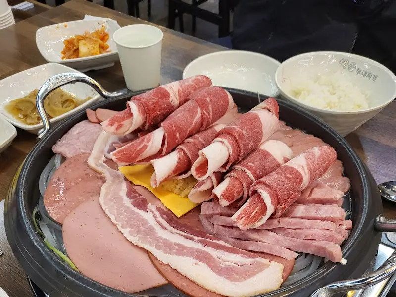 등심 부대찌개의 푸짐한 햄