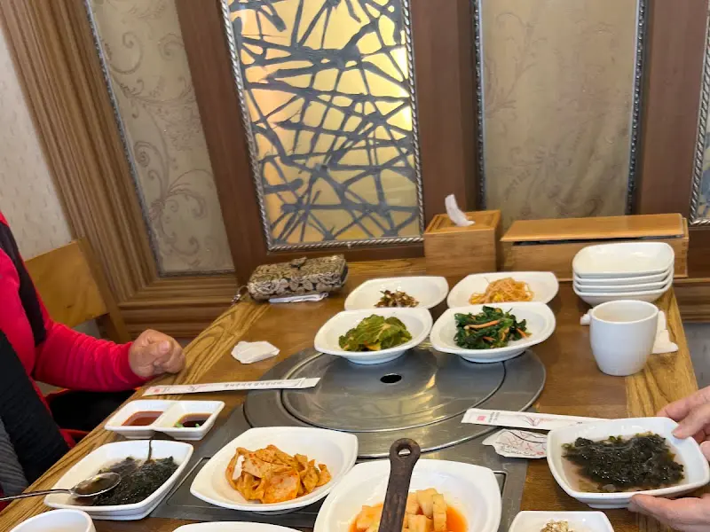 정갈한 테이블 세팅과 다양한 밑반찬