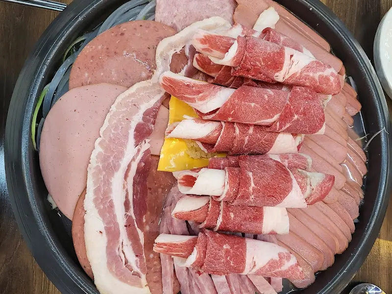 다양한 햄이 가득한 부대찌개