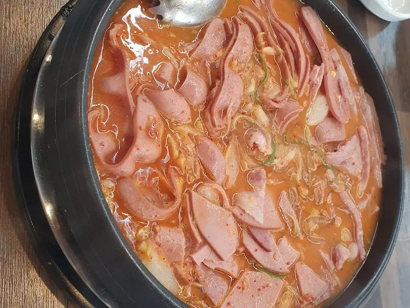 맛있게 끓고 있는 부대찌개