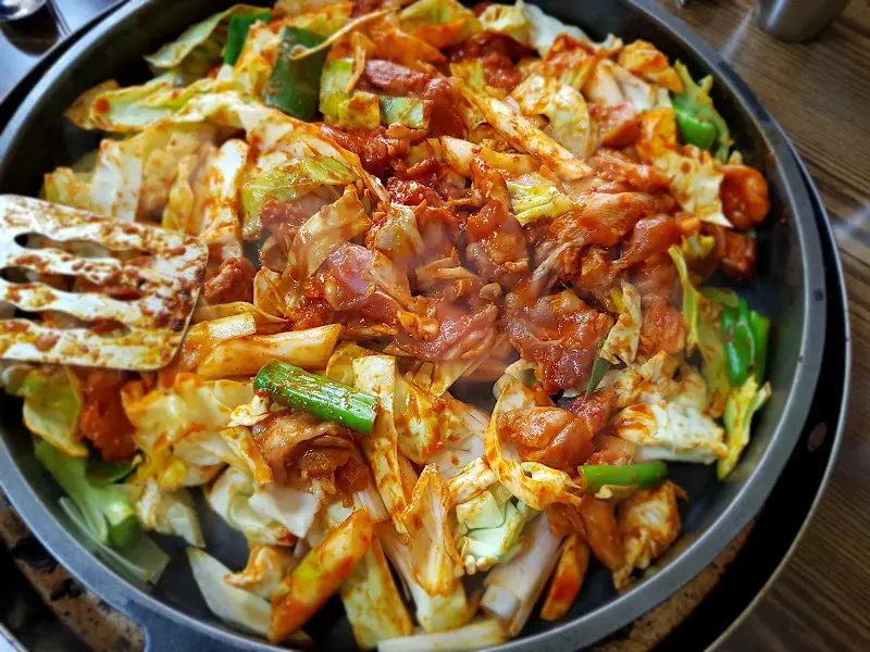 푸짐하게 담겨 나온 닭갈비