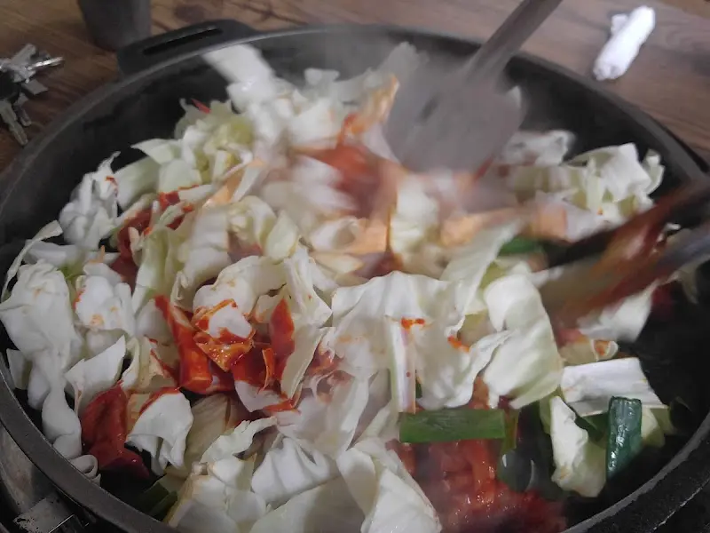 닭갈비 볶는 모습