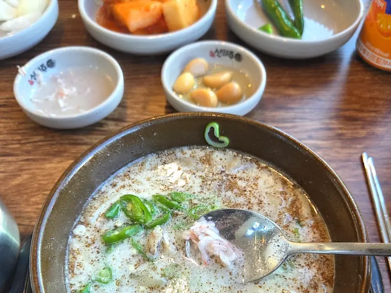 순대국에 다진 양념을 풀어 얼큰하게 즐기는 모습