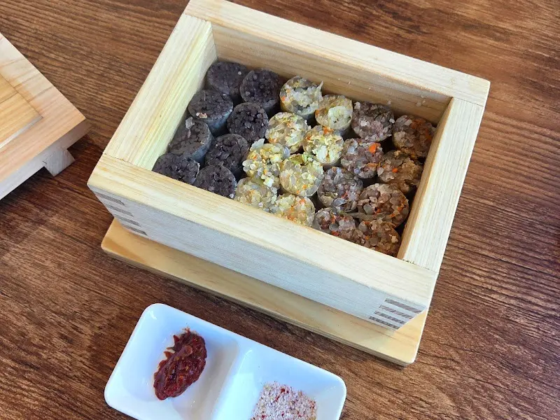 나무 상자에 정갈하게 담겨 나오는 편백 모듬순대