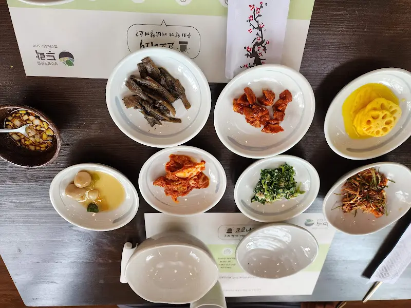 정갈하게 담긴 다양한 반찬들
