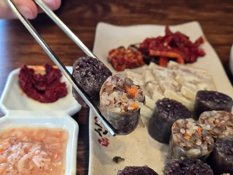 다양한 종류의 순대를 맛볼 수 있는 편백 모듬순대