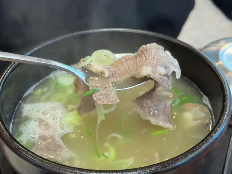 푸짐한 머릿고기가 인상적인 곰탕