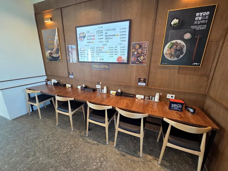 깔끔한 매장 내부와 메뉴 안내