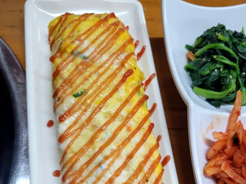 정갈하게 담겨 나온 계란말이, 시금치 무침, 김치의 모습