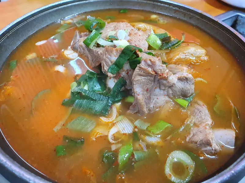 푸짐한 갈비 김치찌개의 모습