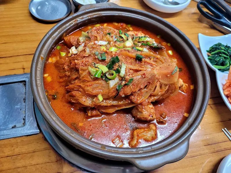 묵은지가 통째로 들어간 묵은지 닭도리탕