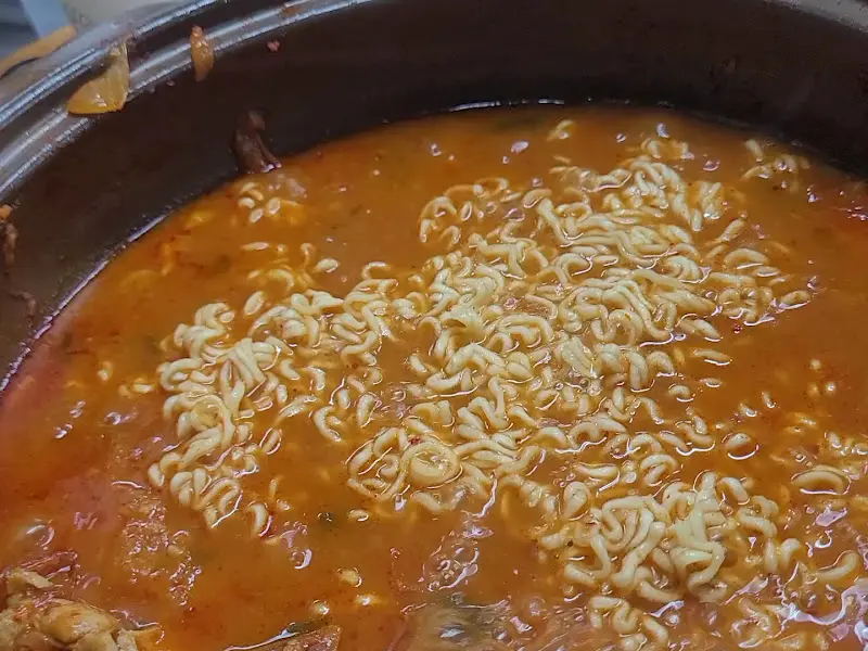 김치찌개에 라면 사리를 넣어 끓인 모습