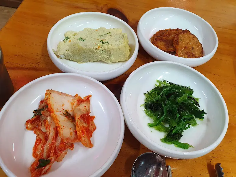 풍성한 밑반찬의 모습