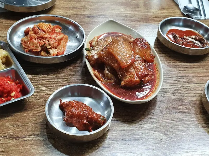 다양한 밑반찬들