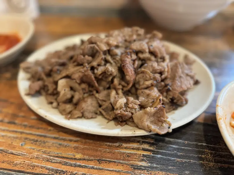 접시에 가득 담긴 돼지 불고기