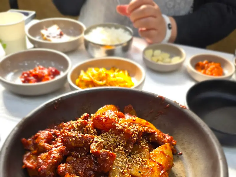 토실배기의 매콤 돼지불백 한 상 차림