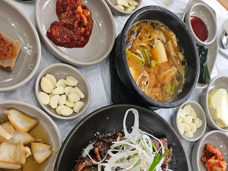 푸짐하게 차려진 토실배기의 한 상