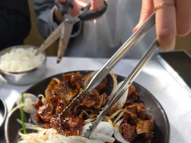 가위로 먹기 좋게 잘라주는 돼지불백