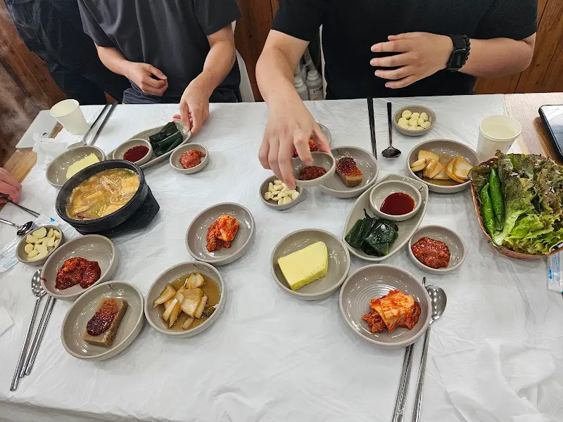 푸짐한 밑반찬과 메인 메뉴 돼지불백