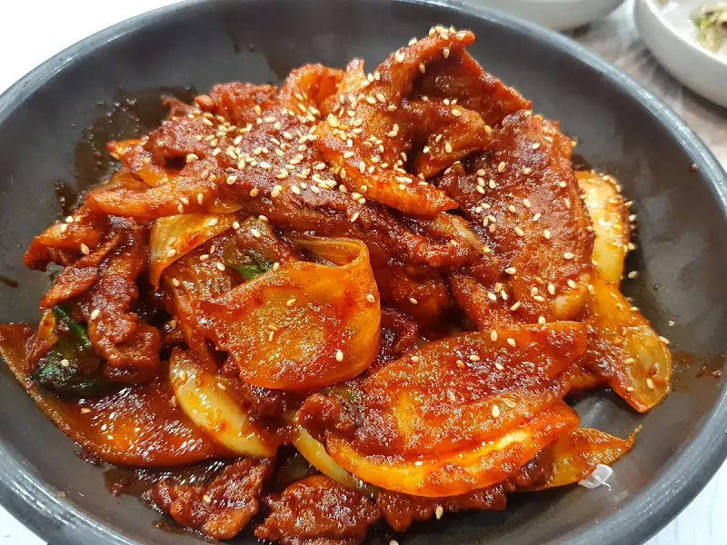 매콤한 양념이 돋보이는 돼지불백