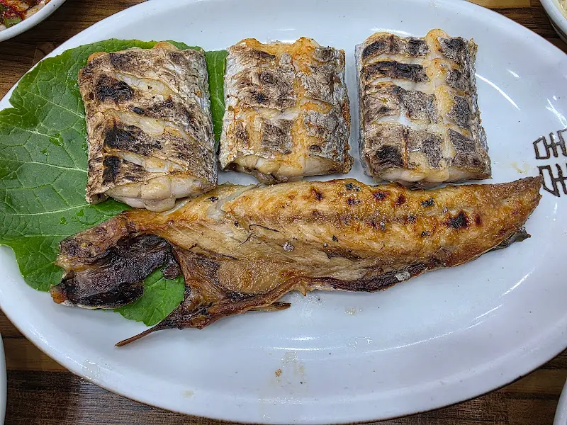 윤기가 흐르는 갈치구이와 고등어구이