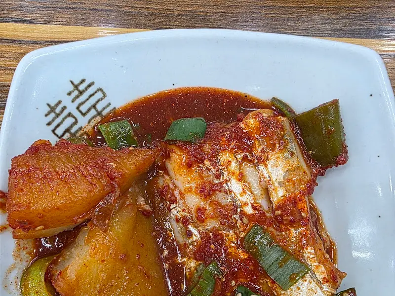 매콤한 양념이 돋보이는 갈치조림