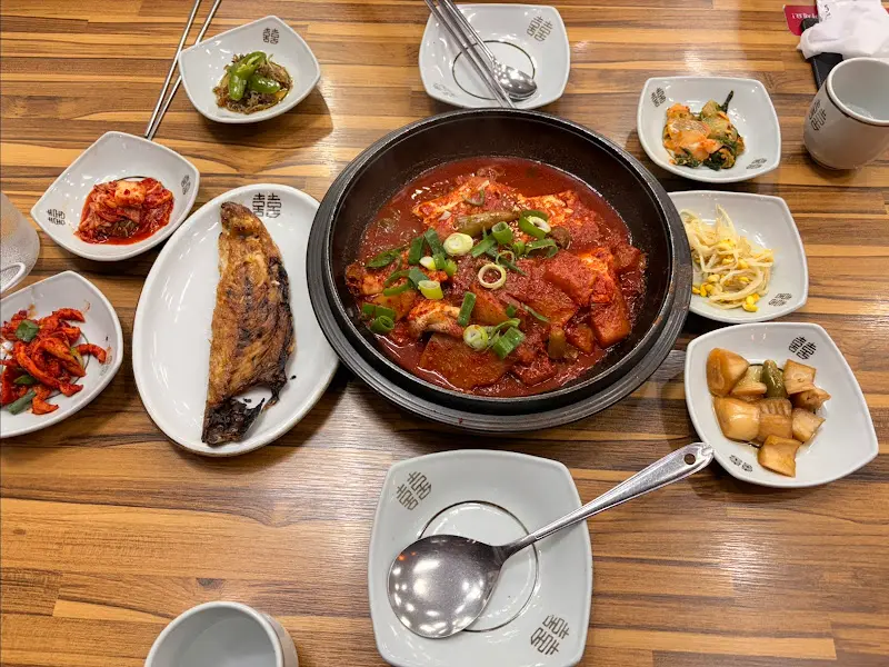 갈치조림을 중심으로 놓인 푸짐한 한 상 차림