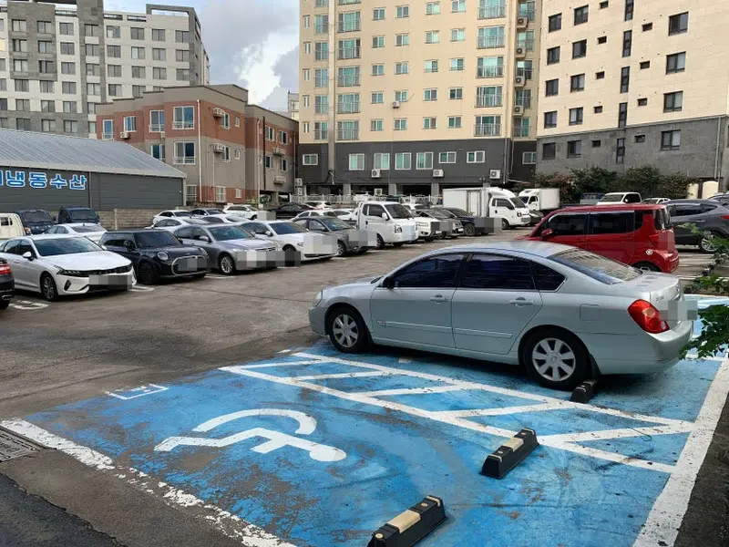 넓은 주차장의 모습