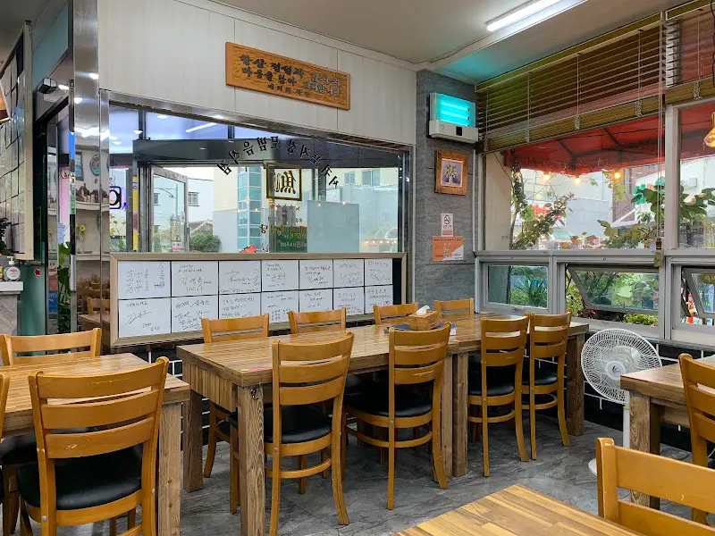 깔끔한 식당 내부