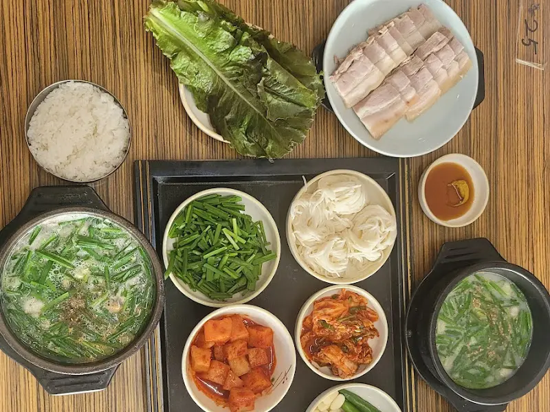 수육백반 한 상 차림