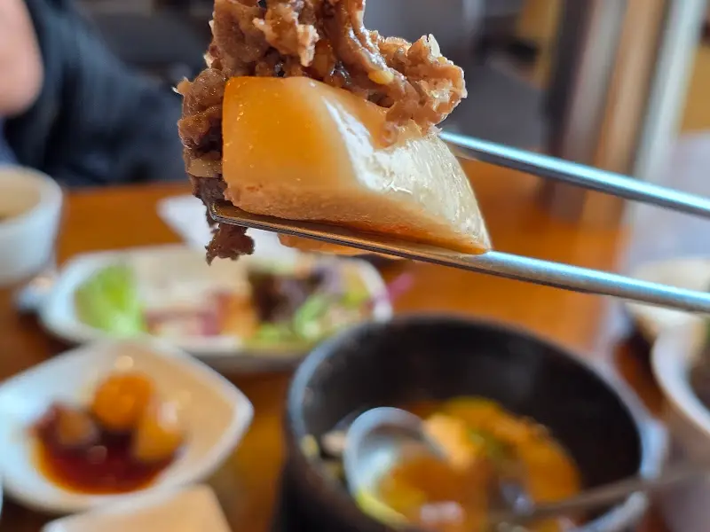 잘 익은 불고기를 젓가락으로 들어올리는 모습