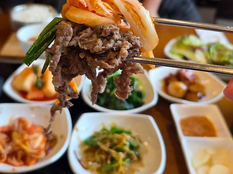 불고기를 김치와 함께 먹는 모습